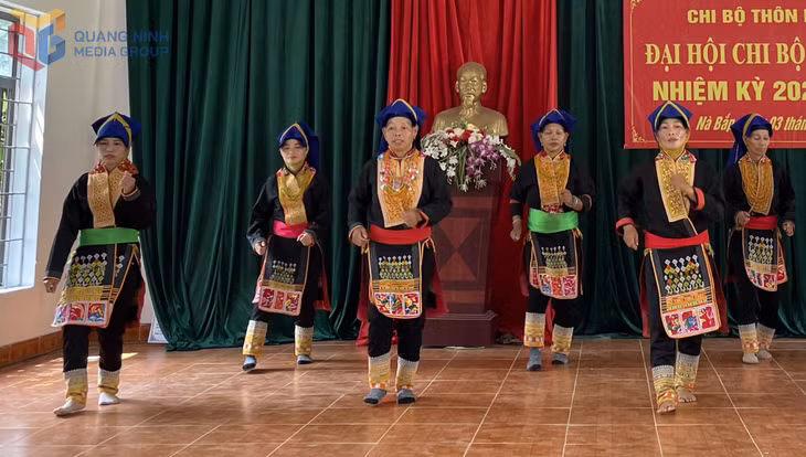 Chị Triệu Kim Thành (thứ 3, phải sang) cùng các chị em trong CLB tập luyện văn nghệ.