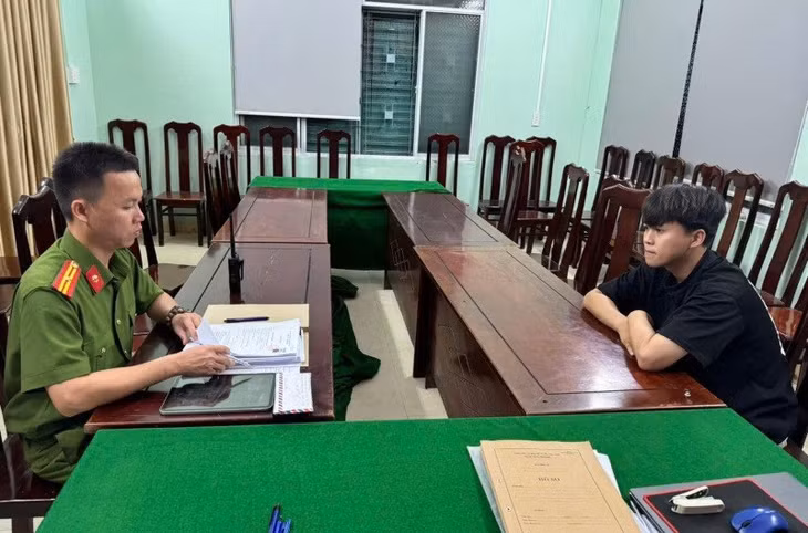 Làm việc với Công an xã Nam Phước, Đà Nẵng, nghi phạm khai nhận đã trộm tiền, vàng trị giá hàng trăm triệu đồng. Ảnh: CACC