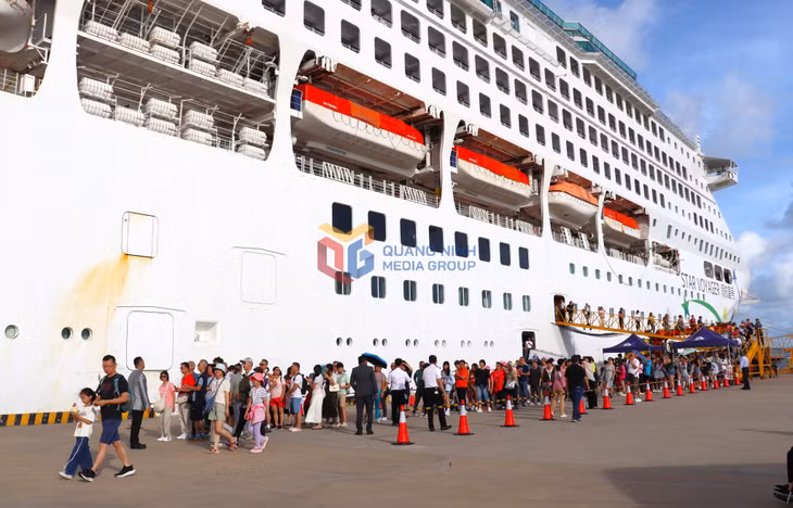 Tàu biển Star Voyager đưa hơn 1.200 du khách từ Hồng Kông cập Cảng tàu khách quốc tế Hạ Long.