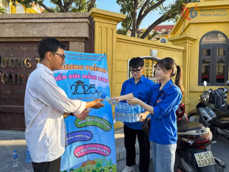 ĐVTN tham gia tiếp sức mùa thi tại Trường THPT Cẩm Phả.