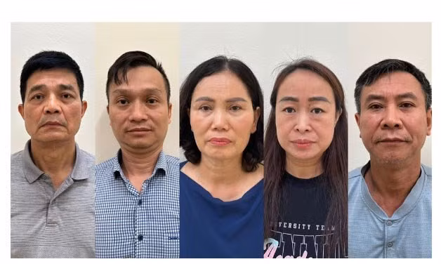 Ông Nguyễn Thanh Phong (ngoài cùng bên trái) và các bị can vừa bị khởi tố trong vụ án xảy ra ở Cục An toàn thực phẩm Bộ Y tế. Ảnh: Bộ Công an