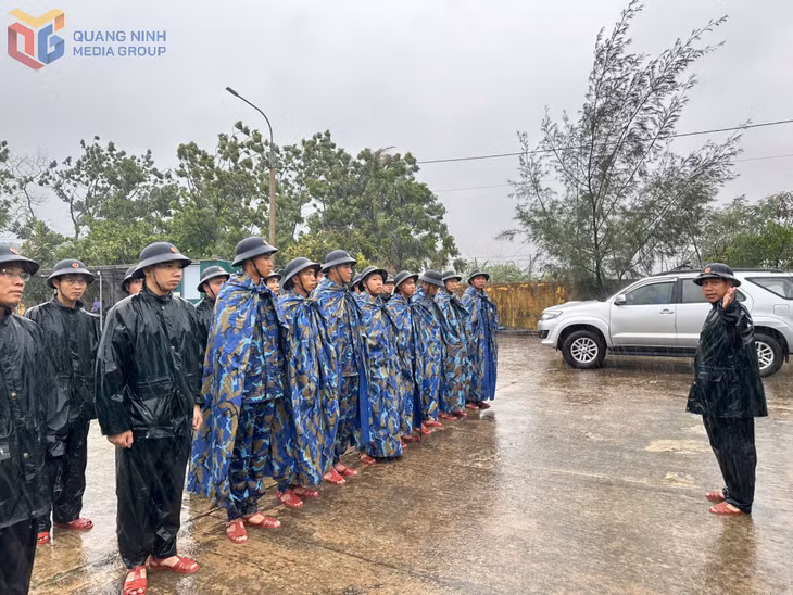Cán bộ, chiến sĩ Lữ đoàn 170 triển khai lực lượng hỗ trợ người dân.