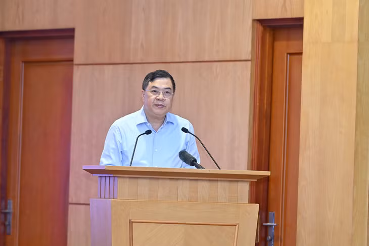 Đồng chí Phạm Gia Túc, Ủy viên Trung ương Đảng, Phó Chánh Văn phòng Trung ương Đảng trình bày báo cáo tại hội nghị. (Ảnh: ĐĂNG KHOA)
