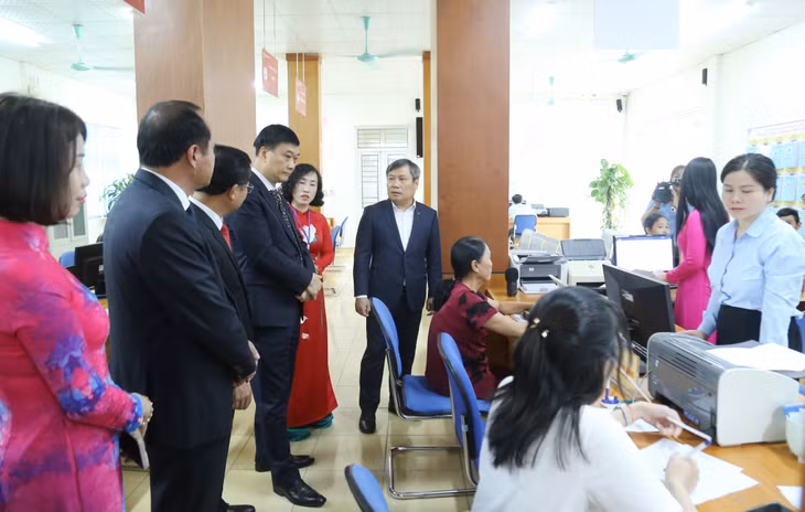 Phó Chủ tịch Quốc hội Vũ Hồng Thanh kiểm tra ngày đầu vận hành chính quyền địa phương 2 cấp tại Trung tâm Phục vụ hành chính công đặc khu Vân Đồn (7-2025). Ảnh: Thu Chung