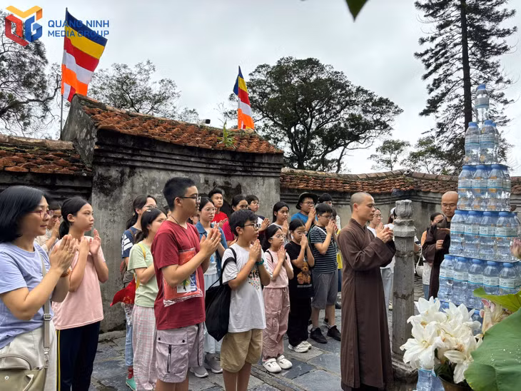 Học sinh tham quan và tìm hiểu các giá trị của Di sản Yên Tử. 