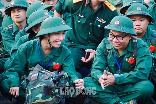 Quân đội không gọi nhập ngũ công dân mắc tật khúc xạ cận thị lớn hơn 1,5 diop, viễn thị các mức độ. Ảnh: Phan Anh