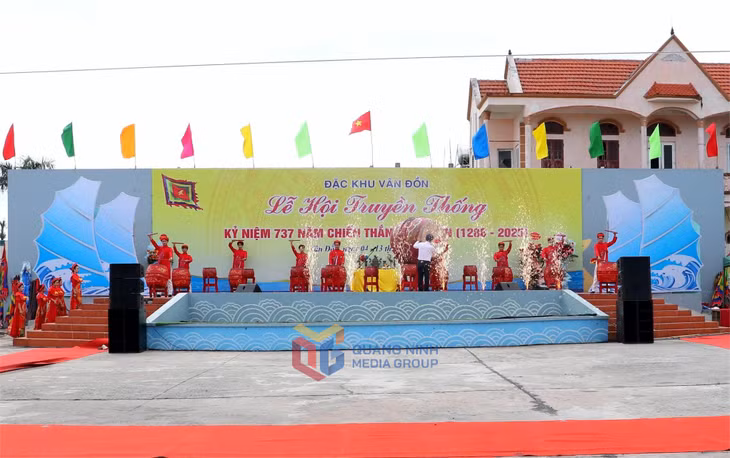 Đồng chí Cao Tường Huy, Ủy viên Ban Thường vụ Tỉnh ủy, Phó Chủ tịch UBND tỉnh, Bí thư Đảng ủy, Chủ tịch HĐND đặc khu Vân Đồn gióng trống khai hội.