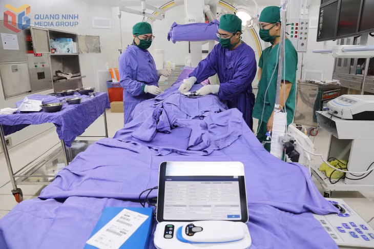 Bác sĩ Khoa Phẫu thuật và can thiệp tim mạch (Bệnh viện Đa khoa tỉnh) thực hiện thay máy CRT cho bệnh nhân. (Ảnh do bệnh viện cung cấp)