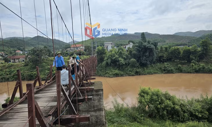 Lãnh đạo xã Điền Xá khảo sát hiện trạng công trình cầu treo Nà Lộc, thôn Phú Hòa.
