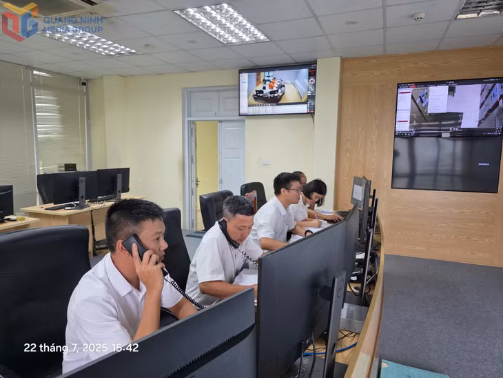 Điều độ viên Công ty Điện lực Quảng Ninh đang điều hành, xử lý sự cố lưới điện trên địa bàn tỉnh do ảnh hưởng của cơn bão số 3.