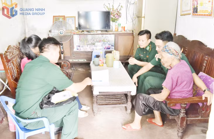 Cán bộ Đồn Biên phòng Bắc Sơn nắm tình hình, kết hợp tuyên truyền pháp luật cho người dân.