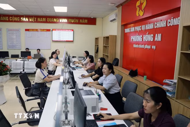 Hoạt động tại Trung tâm phục vụ hành chính công phường Hồng An (Hải Phòng). (Ảnh: Hoàng Ngọc/TTXVN)