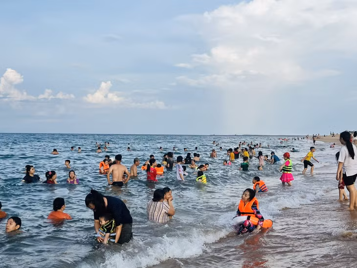 Các vùng biển miền Trung thu hút nhiều du khách trong dịp hè.