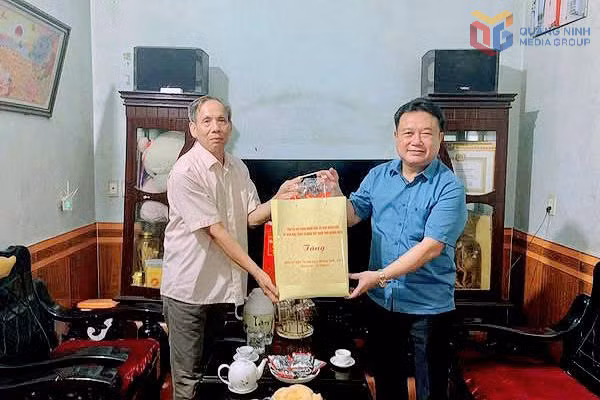 Đồng chí Nguyễn Đức Thành thăm và tặng quà thương binh Vũ Thành Vĩnh, khu Hoàng Hoa Thám, phường Mạo Khê.