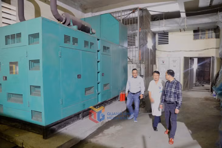 Lãnh đạo phường Hồng Gai kiểm tra các biện pháp ứng phó với cơn bão số 3 tại Bệnh viên Đa khoa tỉnh.