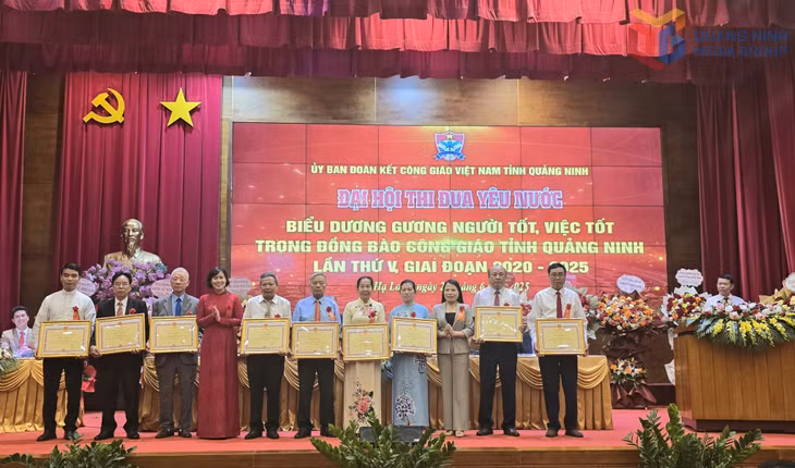 Các tập thể, cá nhân tiêu biểu trong đồng bào Công giáo nhận bằng khen của Chủ tịch UBND tỉnh (tháng 6/2025).