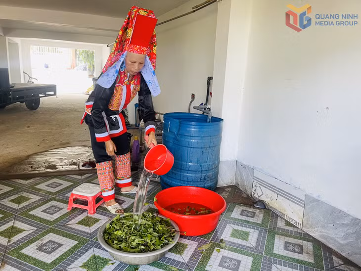 Chị Chìu Si Múi (thôn Đường Hoa 8, xã Đường Hoa) yên tâm về sức khỏe khi sử dụng nguồn nước sạch.
