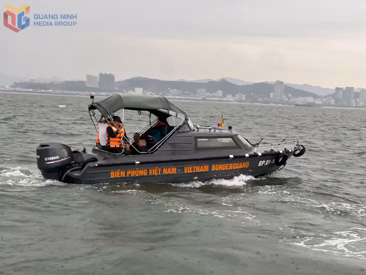 Lực lượng chức năng có mặt tại hiện trường, triển khai công tác tìm kiếm, cứu nạn.