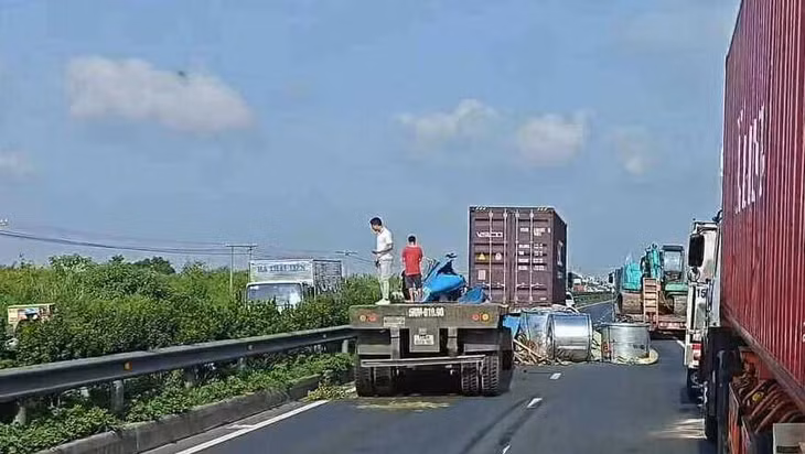 Hiện trường vụ tai nạn trên Quốc lộ 5 hướng từ Hải Phòng đi Hà Nội, cuộn thép lăn tràn ra đường gây ùn tắc nghiêm trọng. Ảnh: Người dân cung cấp