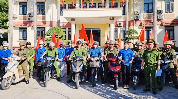 Các lực lượng Công an, Đoàn Thanh niên, Dân quân tự vệ phường Hiệp Hòa ra quân hưởng ứng tháng hành động phòng chống ma túy.