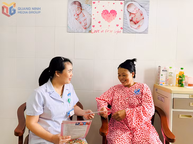 Bác sĩ Trung tâm Y tế Đầm Hà tư vấn các biện pháp tránh thai an toàn cho phụ nữ.