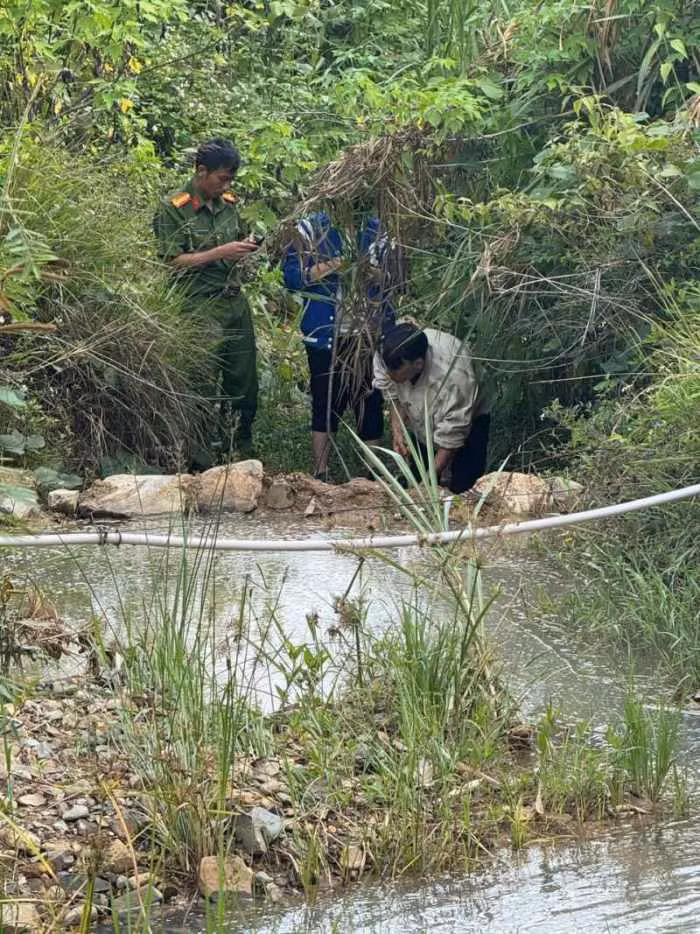 Cơ quan chức năng tìm thấy thi thể bé gái 2 tuổi mất tích cách nhà bà ngoại khoảng 2km. Ảnh: Lam Hồng