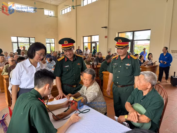 Các Y bác sĩ Bộ CHQS tỉnh khám bệnh cho các thương binh, bệnh binh tại phường Hoành Bồ tháng 7-2025.