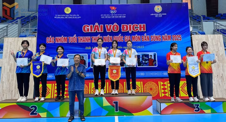 Các VĐV Nguyễn Hồng Ngọc, Nguyễn Ngọc Hà, Nguyễn Thuỳ Trang giành HCV nội dung đồng đội súng trường hơi phổ thông nữ tuổi 18.