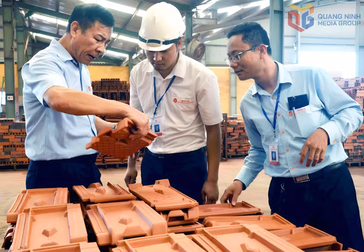 Anh hùng Lao động Nguyễn Quang Mâu luôn là người truyền cảm hứng cho đội ngũ kỹ sư trẻ trong Công ty về trách nhiệm và tinh thần sáng tạo, nâng cao chất lượng trong từng sản phẩm. Ảnh: Phạm Học.