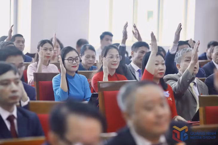 Các đại biểu biểu quyết thông qua các Nghị quyết tại kỳ họp.