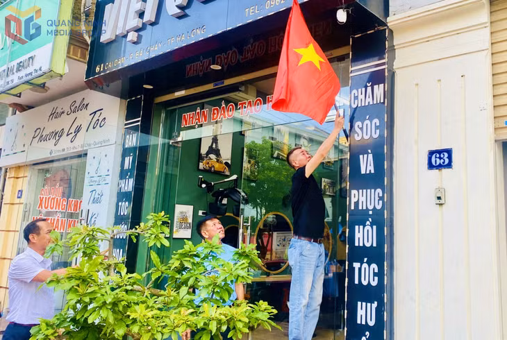 Người dân treo cờ Tổ quốc trước cửa nhà, tạo nên tuyến phố rực rỡ, đồng lòng từ mỗi hộ gia đình.
