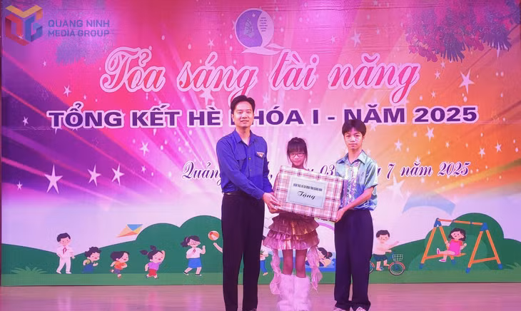 Anh Nguyễn Vũ, Phó Bí thư Tỉnh Đoàn, Trưởng Ban Công tác Đoàn - Thanh Thiếu nhi - Ủy ban MTTQ tỉnh, tặng quà cho các em thiếu nhi.