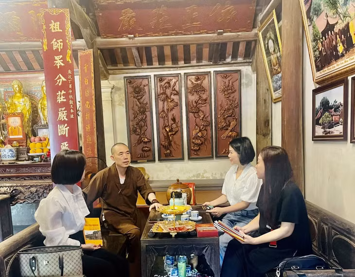 PGS.TS Hoàng Thị Thu Giang (thứ hai, phải sang), Phó Hiệu trưởng Trường Đại học Hạ Long, Chủ nhiệm nhiệm vụ khoa học, cùng các thành viên nhóm nghiên cứu khảo sát thực tế tại chùa Vĩnh Nghiêm.