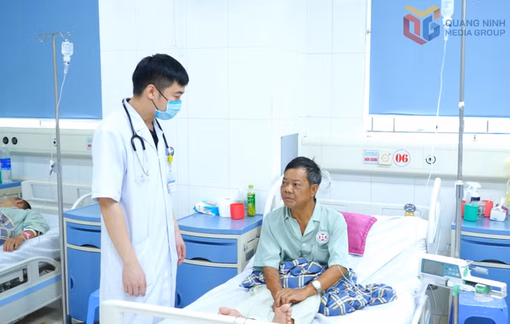 Bác sĩ tại Trung tâm Y tế Hải Hà tư vấn chăm sóc sức khỏe cho người bệnh.