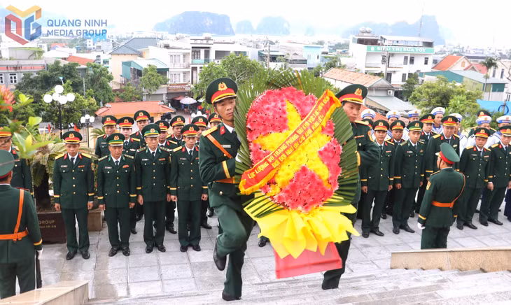 Các lực lượng vũ trang đóng quân trên địa bàn dâng hoa, dâng hương tại Nghĩa trang liệt sĩ đặc khu Vân Đồn.