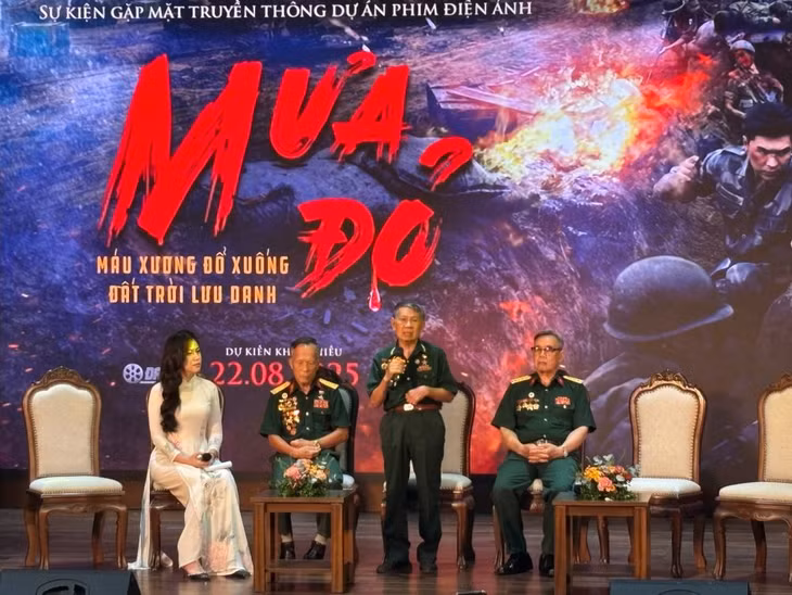 Cựu chiến binh Nguyễn Văn Hợi (người đứng) xúc động khi nhắc về đồng đội ở chiến trường xưa. Ảnh: Huyền Chi