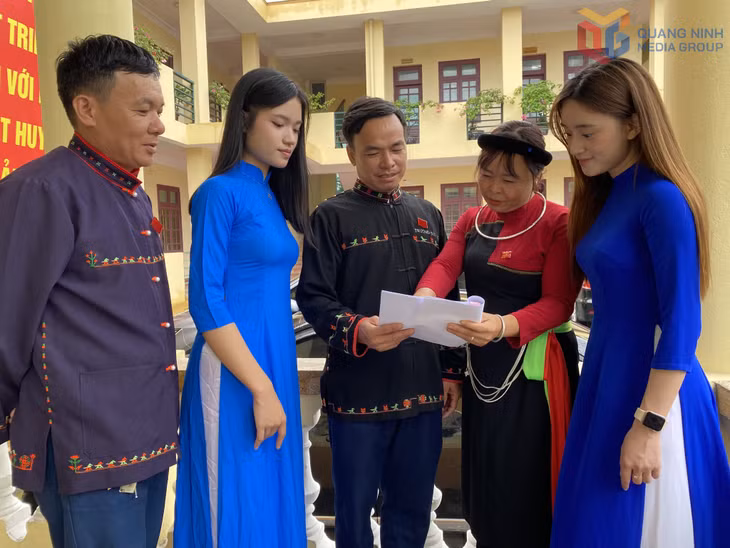 Cán bộ, công chức phường Yên Tử thảo luận về nghị quyết phát triển kinh tế - xã hội thông qua tại Kỳ họp thứ nhất HĐND phường.