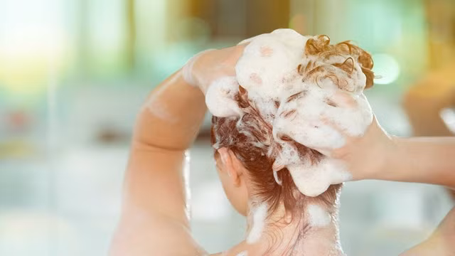 Nên gội đầu càng sớm càng tốt sau khi rời khỏi hồ bơi hoặc biển để loại bỏ clo.
