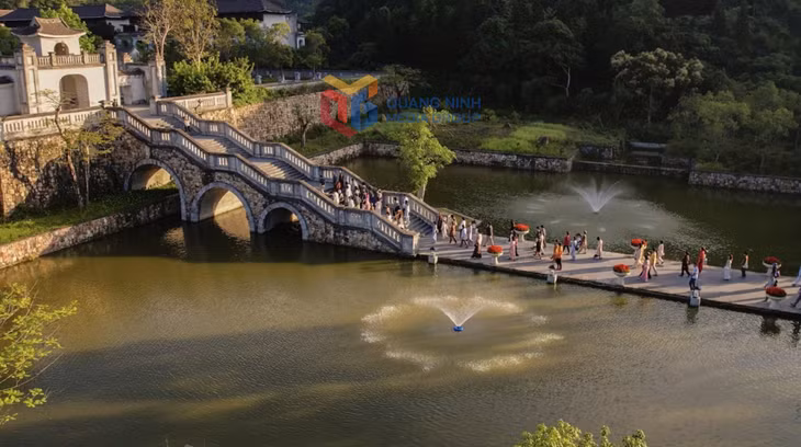Du khách hành hương về Yên Tử. 