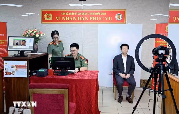 Thu nhận ảnh khuôn mặt của người nước ngoài cư trú tại Việt Nam đến làm thủ tục cấp tài khoản định danh điện tử. (Ảnh: Phạm Kiên/TTXVN)