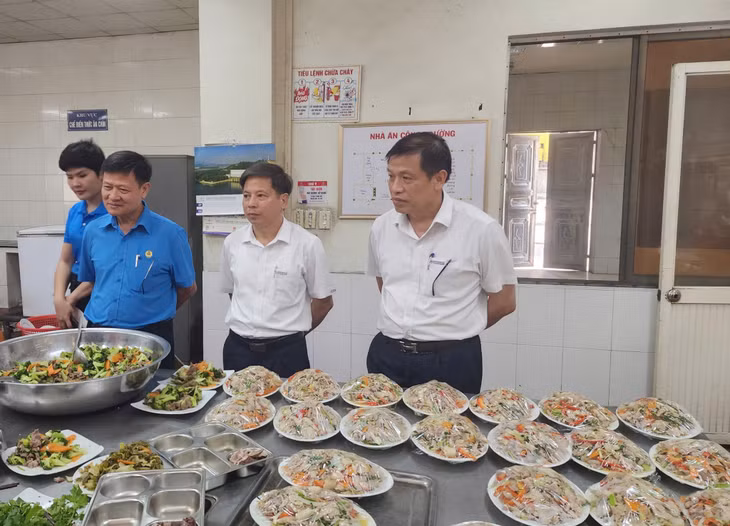 Lãnh đạo Chuyên môn và Công đoàn Công ty trực tiếp thăm hỏi, động viên người lao động tại Chương trình Bữa cơm Công đoàn.