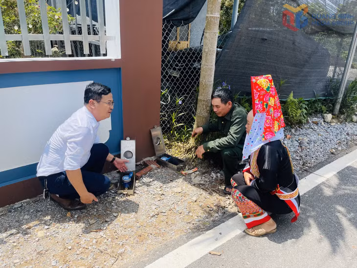 Đường ống và đồng hồ cấp nước sạch được lắp đặt đến từng hộ gia đình ở xã Đường Hoa.