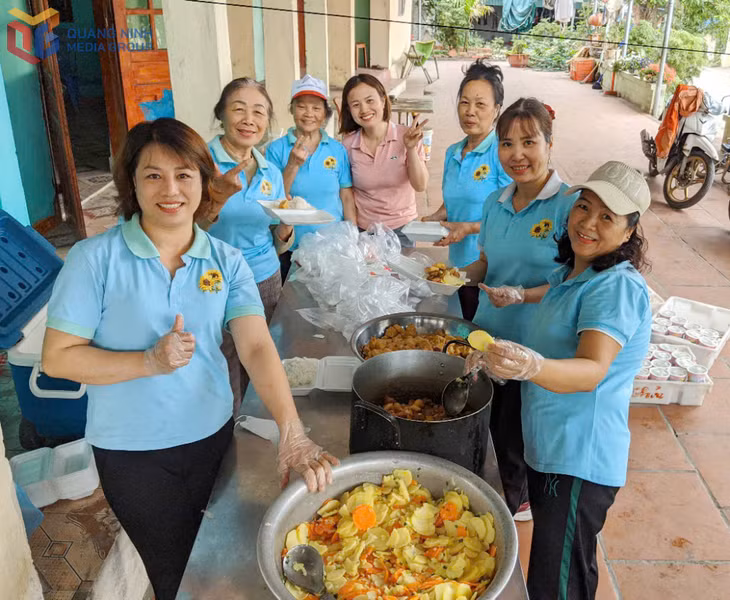 Chị Tươi và các thành viên nhóm thiện nguyện Hoa Hướng Dương cùng nhau nấu cơm để phát cho các bệnh nhân vào thứ 4 hàng tuần. 