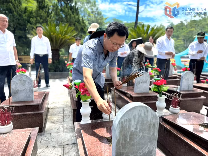 Đồng chí Cao Tường Huy, Ủy viên BTV Tỉnh ủy, Bí thư Đảng ủy, Chủ tịch HĐND đặc khu Vân Đồn, dâng hương tri ân tại các phần mộ liệt sĩ thuộc Nghĩa trang liệt sĩ quốc gia Trường Sơn.