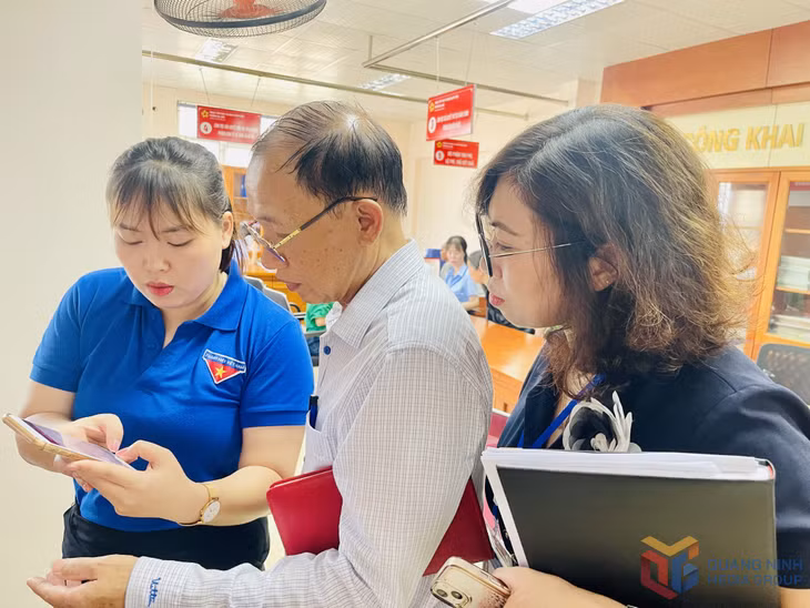 Đoàn thanh niên phường Hạ Long hỗ trợ người dân đăng ký và sử dụng chữ ký số cá nhân.