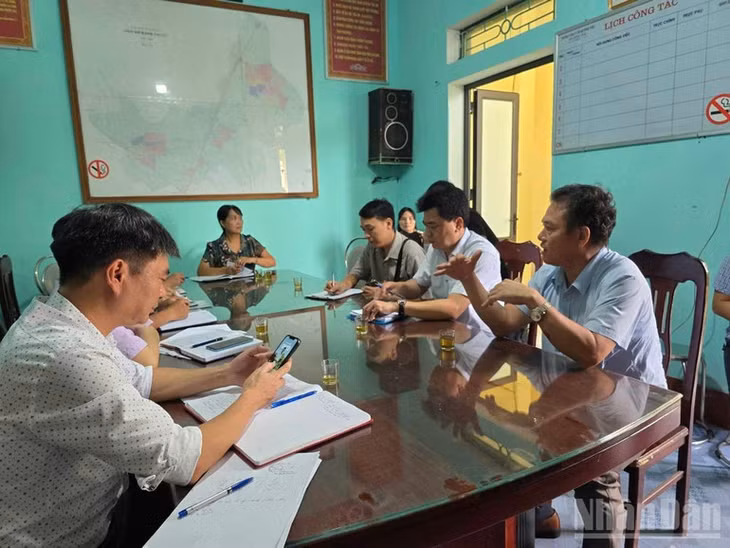 Tổ công tác Chi cục An toàn vệ sinh thực phẩm làm việc với các đơn vị liên quan trên địa bàn xã Quỳnh An.