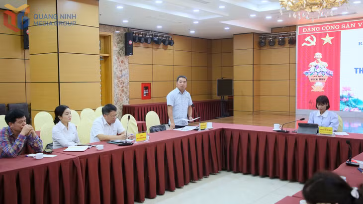 Đại diện lãnh đạo Sở Văn hóa, Thể thao và Du lịch trao đổi thông tin, giải đáp làm rõ ý kiến của đại diện các cơ quan báo chí trên địa bàn tỉnh về một số vấn đề liên quan đến hoạt động du lịch trên địa bàn tỉnh.