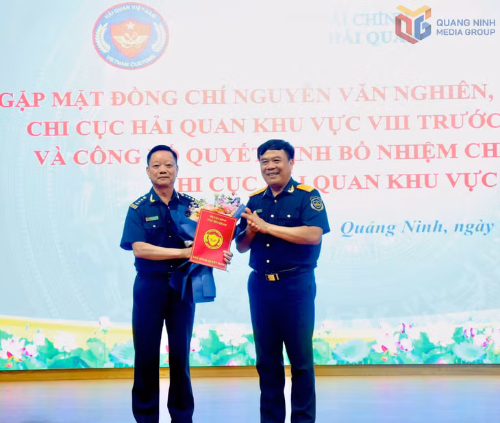 Đồng chí Nguyễn Văn Thọ, Cục trưởng Cục Hải quan trao quyết định nghỉ hưu theo nguyện vọng cá nhân đối với đồng chí Nguyễn Văn Nghiên, Chi cục trưởng Chi cục Hải quan khu vực VIII.
