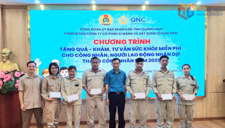 Công đoàn tặng quà cho CNLĐ