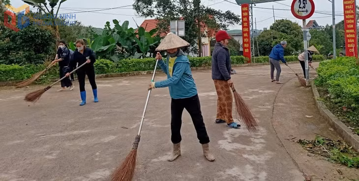 Hội viên phụ nữ xã Đầm Hà thực hiện "Ngày Chủ nhật xanh".